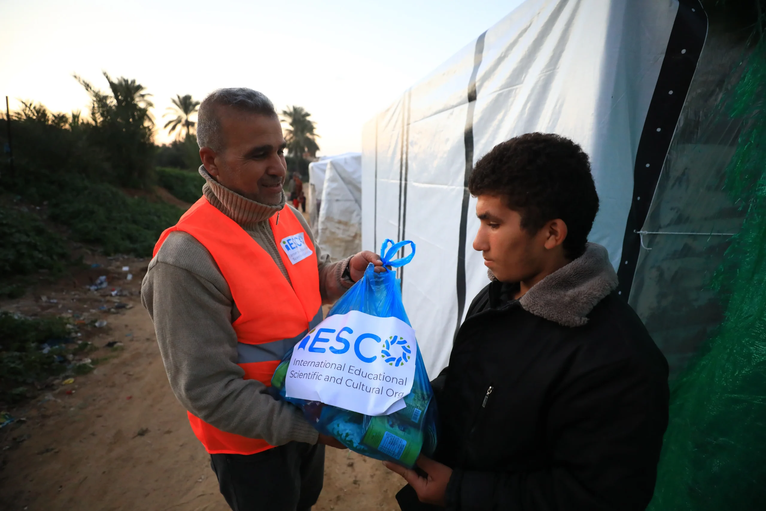 Keluarga Gaza menerima bantuan kotak makanan
